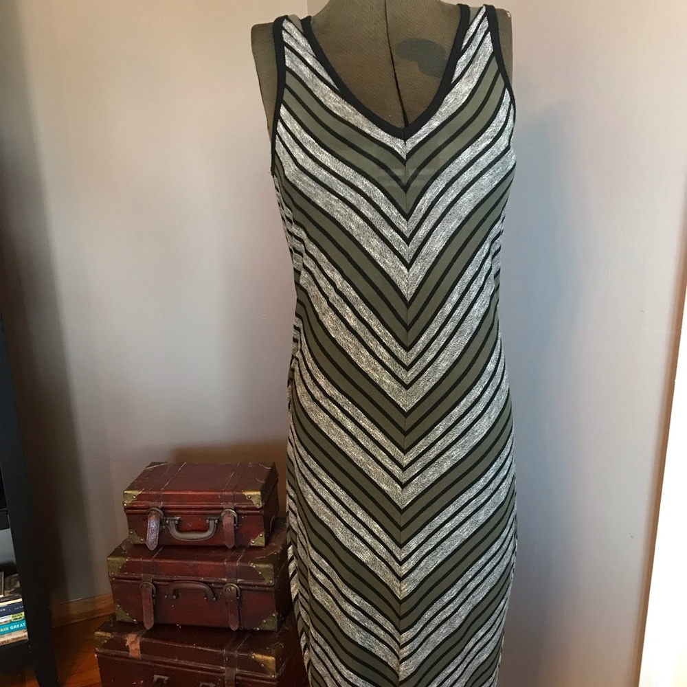 Sleeveless chevron print dress